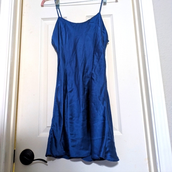 Vintage Victoria Secret %100 Silk Slip - Size Medium - Picture 1 of 3